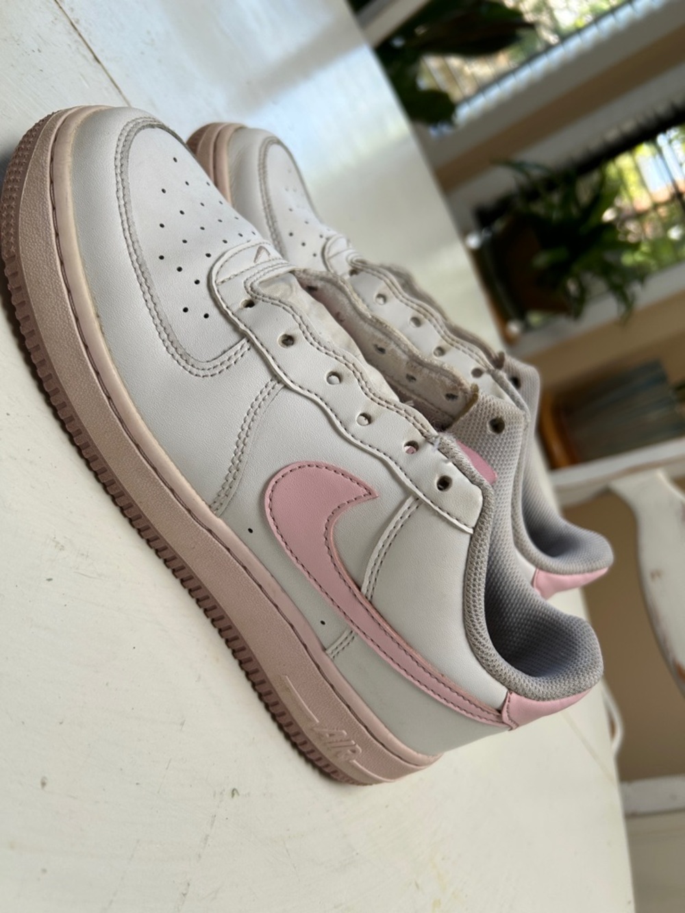 Nike Air White and Pink Low-Top Sneakers Size 5.5 Youth women’s 7-7.5